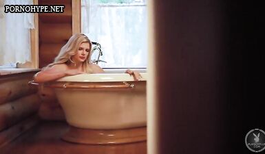 Стефани Брантон позирует обнаженной в коттедже в ванной комнате