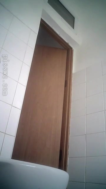 Скрытая камера в женском туалете института снимает студенток-> 