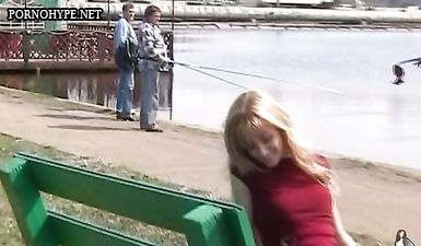 Русская эксгибициониста показывает голую пизду и дрочит огурцом в парке
