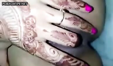 Суданская нимфа играет со своей очаровательной вагиной