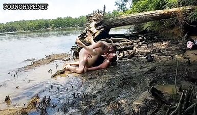 Возбужденная жена трахается до кремпая с мужиком в грязи