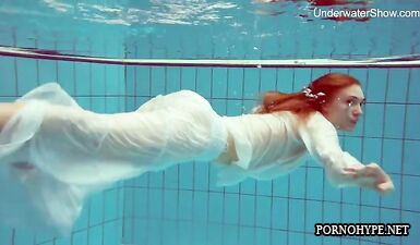 Одинокая горячая подружка Диана Зеленкина плавает в чешском бассейне