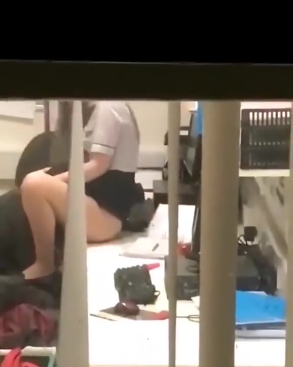 Охранник лижет пизду у юристки на рабочем месте (снято скрытой камерой) - порно видео на PornoHype.Cc 