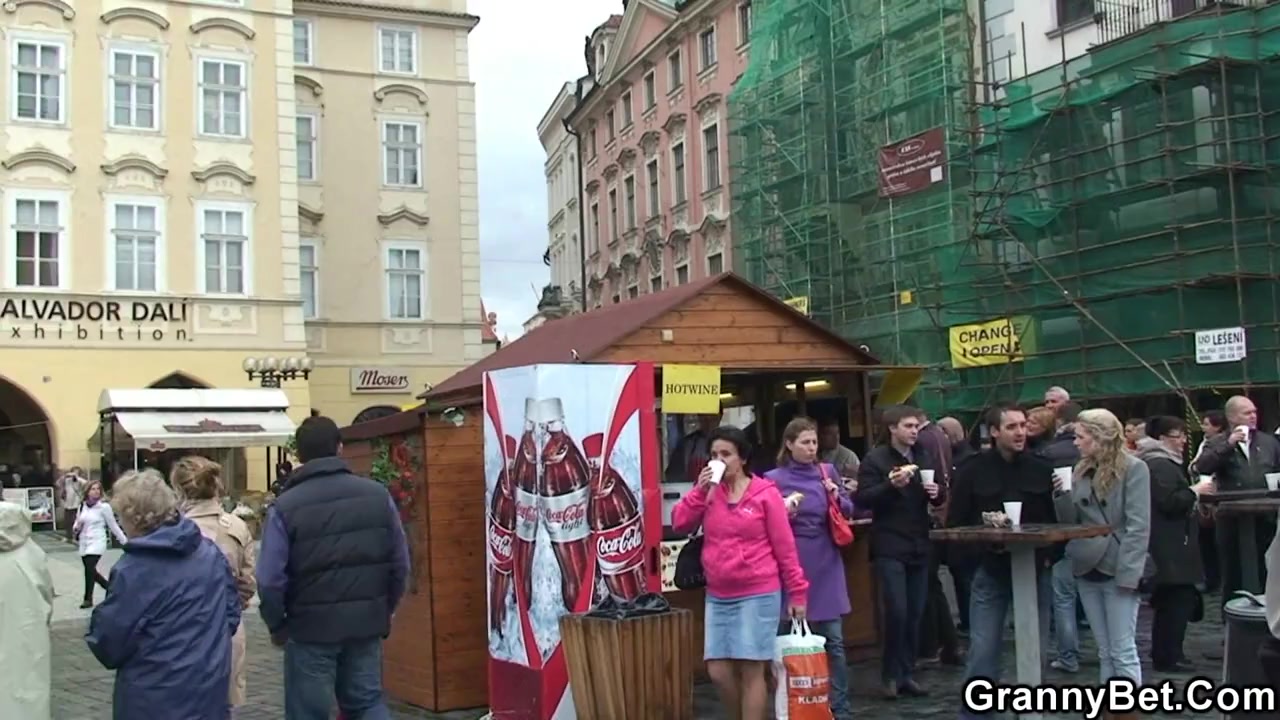 50 летняя бабка с волосатой пиздой трахает с незнакомым молоденьким парнем - порно видео на PornoHype.Info 