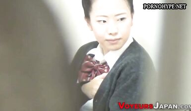 Японская студентка попалась на камеру, пока занималась дрочкой