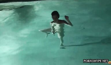 Пьяная студентка мастурбирует в бассейне на вечеринке