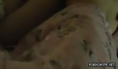 Самец поставил свою жену раком и оттрахал, снимая домашнее видео