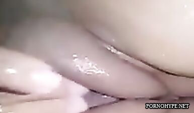 Сучка теребит пальцами вагину крупным планом