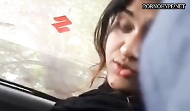 Пакистанская горячая девушка Амна Ахсан трахается в машине