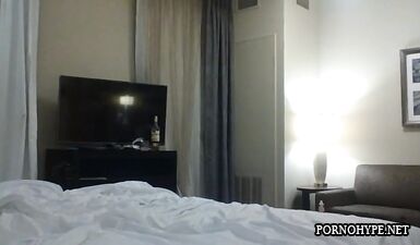 Скрытая камера в мотеле сняла, как негр трахает пухленькую брюнетку