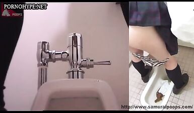 Маленькая японка гадит в туалете под скрытыми камерами