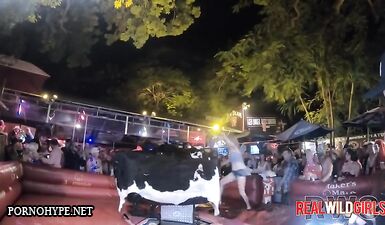 Пьяные девки лишаются одежды пытаясь удержаться на механическом быке