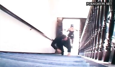 Женщина-офицер трахается с преступником в перчатках и чулках