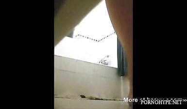 Пасынок спрятав скрытую камеру, подсматривает как мачеха принимает ванну