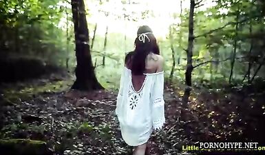 Черноволосая малышка мастурбирует в лесу