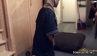 Мусульманская красотка любит сосать член и заниматься анальным сексом