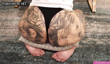 Татуированная австралийка трахнута пальцами друга