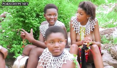 Женская часть африканского племени оголяет грудь, чтобы показать вождю