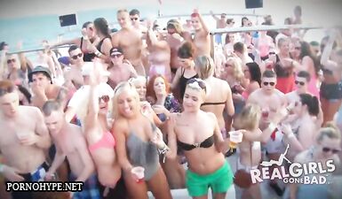 Голые милашки веселятся на яхте