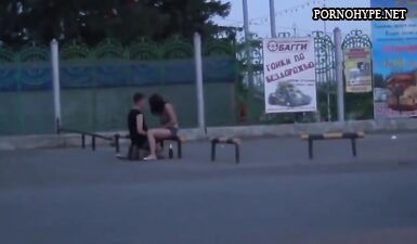 Русский парень трахает молодую девушку на природе