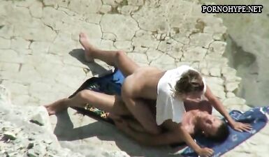 Туристка подсмотрела, как парень трахает худую подругу на каменистом пляже