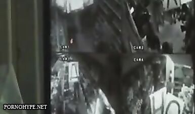 Телка трахает себя куриным фаллосом в супермаркете