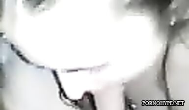 Ненасытно отсасывает хер парня, не боясь объектива домашней камеры