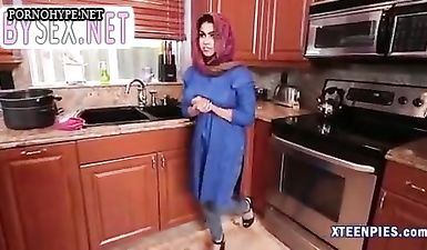 Арабская мусульманка в хиджабе берёт в рот толстый хуй и отсасывает
