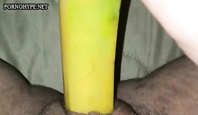 Сестра дрочит бананом без смазки (видео с телефона сестры)