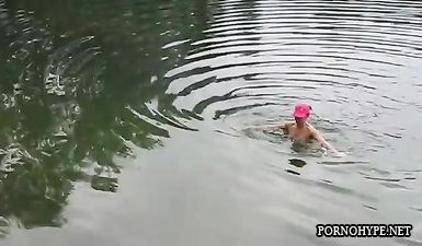 Голая жена купается в озере перед камерой мужа