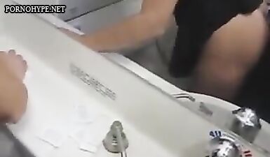 Отсосав и трахнувшись с соседом на борту самолета, развратная красотка