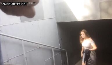 Брюнетка с большой грудью застала извращенца в метро во время мастурбации