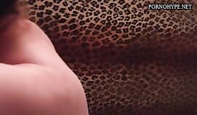Жена в позе рака перед мужем: горячее видео для взрослых