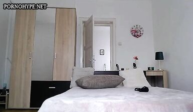Молодая девушка делает глубокий минет в жестком стиле