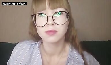 Смелая мастурбация в очках и чулках перед камерой