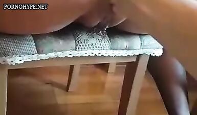Молодая девушка получает анальный фистинг и сквирт в грязном порно