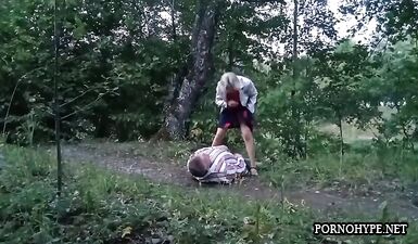 Групповой секс на природе: друзья трахаются на лесной тропинке