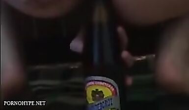 Жесткий анальный секс с вставкой бутылки пива